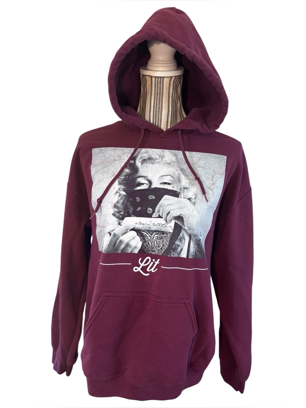 Gildan Hoodie Medium Marilyn Monroe 'Lit' Graphic Burgundy Pullover Sweatshirt